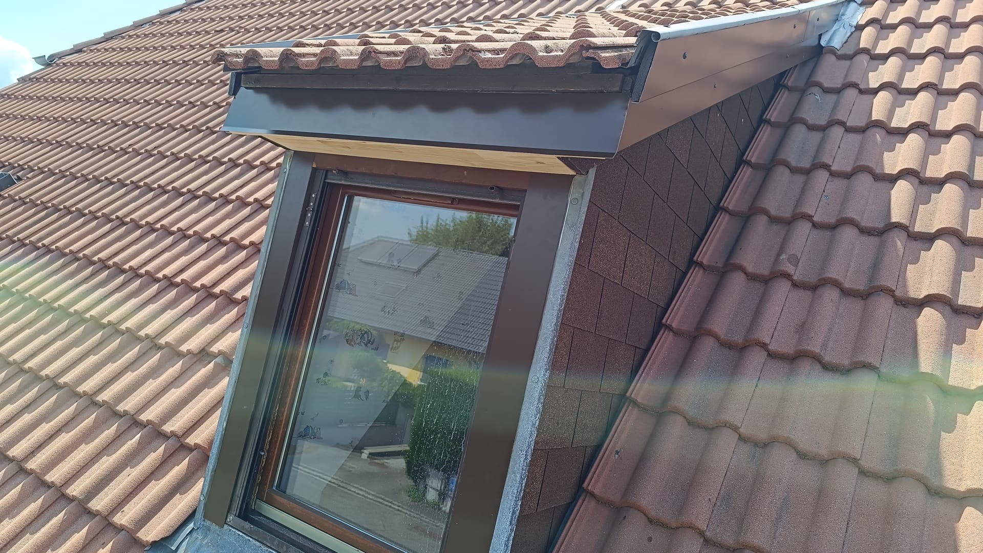 Pose de velux toiture e ntuile par EC rénovation